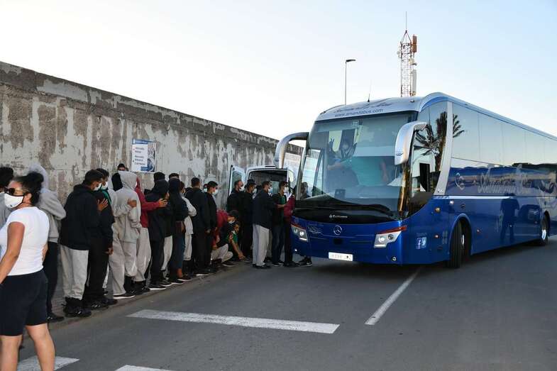 Inmigrantes subiendo a una de las guaguas fletadas por el Ayuntamiento de Mogán para llevarles a la capital/TA: